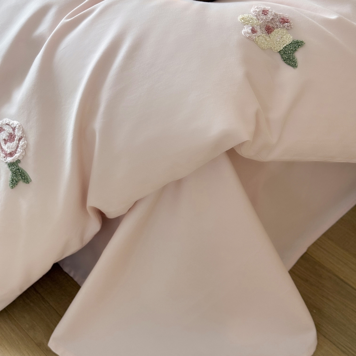 91家纺网 家纺一手货源 找家纺 鹿班家居 2025新款100S全棉纯棉磨毛毛巾绣四件套-彩虹花园（标准会员-20元） 彩虹花园-粉色