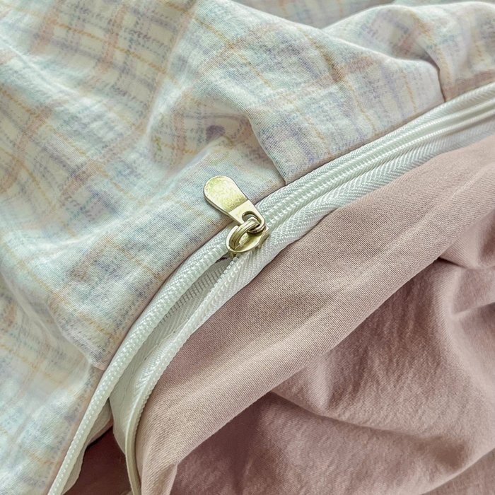 91家纺网 家纺一手货源 找家纺 斯卡诺家纺 2025秋冬法式花边古法水洗棉云感棉床盖四件套花边被套床单款 樱桃小格-花边款