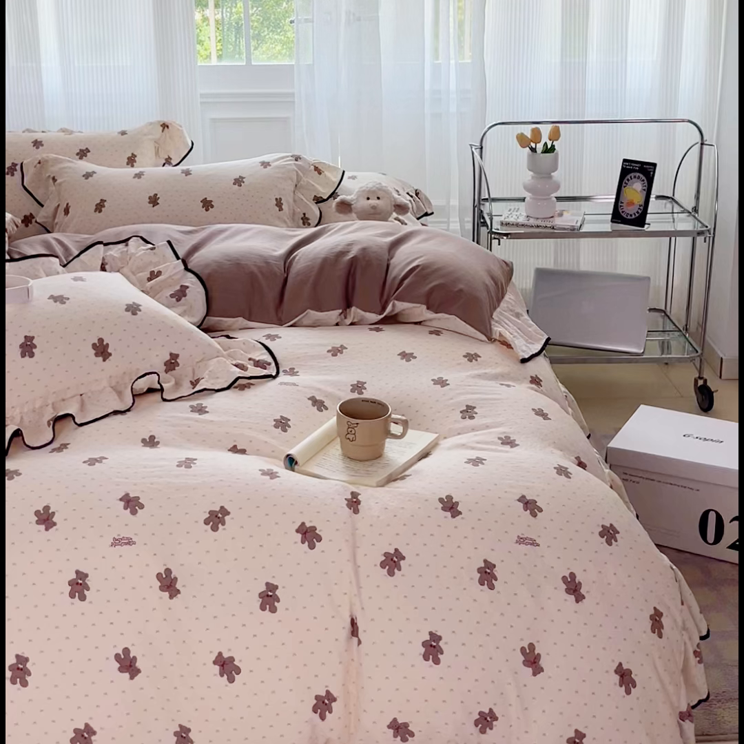 91家纺网 家纺一手货源 找家纺 斯卡诺家纺 2025秋冬法式花边古法水洗棉云感棉床盖四件套花边被套床单款 熊熊乐园-花边款