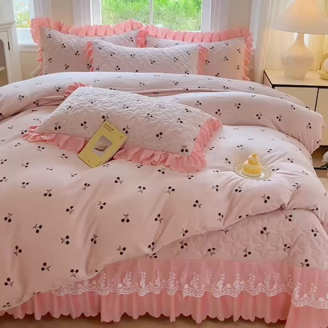 91家纺网 家纺一手货源 找家纺 （总）提花大世界 2025新款爆款高克重牛奶绒印花夹棉蕾丝花边床盖床裙单件三件四件套