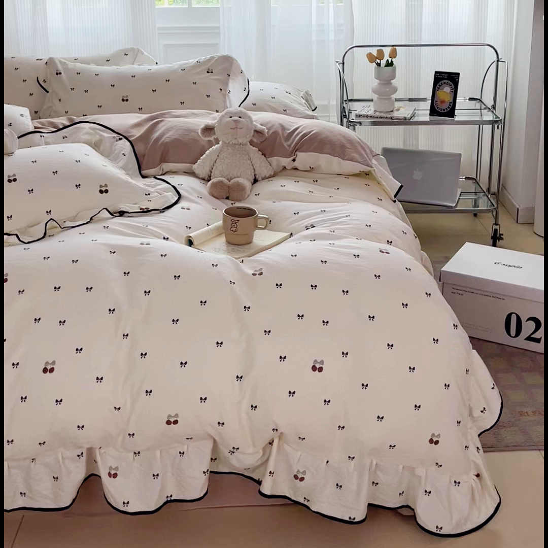 91家纺网 家纺一手货源 找家纺 斯卡诺家纺 2025秋冬法式花边古法水洗棉云感棉床盖四件套花边被套床单款 甜美樱桃-花边款