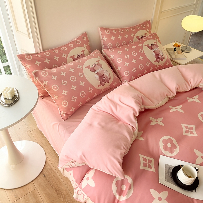 91家纺网 家纺一手货源 找家纺 摩卡（乐趣） 2025秋冬新品网红款水洗棉四季款四件套 天使熊-粉