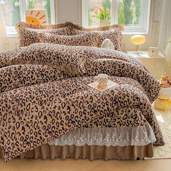 91家纺网 家纺一手货源 找家纺 提花大世界 2025新款爆款高克重牛奶绒印花夹棉蕾丝花边床盖床裙单件三件四件套 豹纹