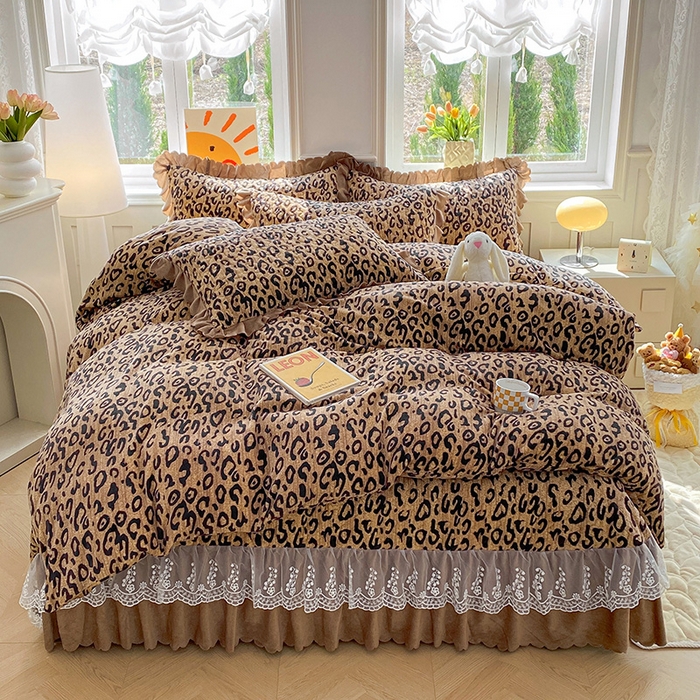 91家纺网 家纺一手货源 找家纺 提花大世界 2025新款爆款高克重牛奶绒印花夹棉蕾丝花边床盖床裙单件三件四件套 豹纹