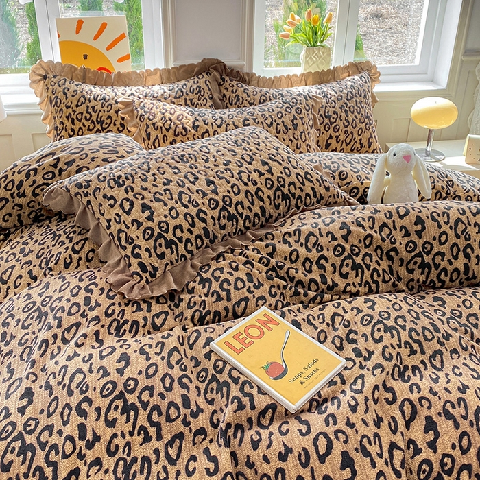 91家纺网 家纺一手货源 找家纺 提花大世界 2025新款爆款高克重牛奶绒印花夹棉蕾丝花边床盖床裙单件三件四件套 豹纹