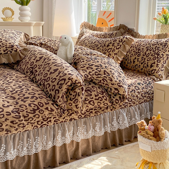 91家纺网 家纺一手货源 找家纺 提花大世界 2025新款爆款高克重牛奶绒印花夹棉蕾丝花边床盖床裙单件三件四件套 豹纹
