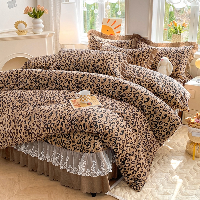 91家纺网 家纺一手货源 找家纺 提花大世界 2025新款爆款高克重牛奶绒印花夹棉蕾丝花边床盖床裙单件三件四件套 豹纹