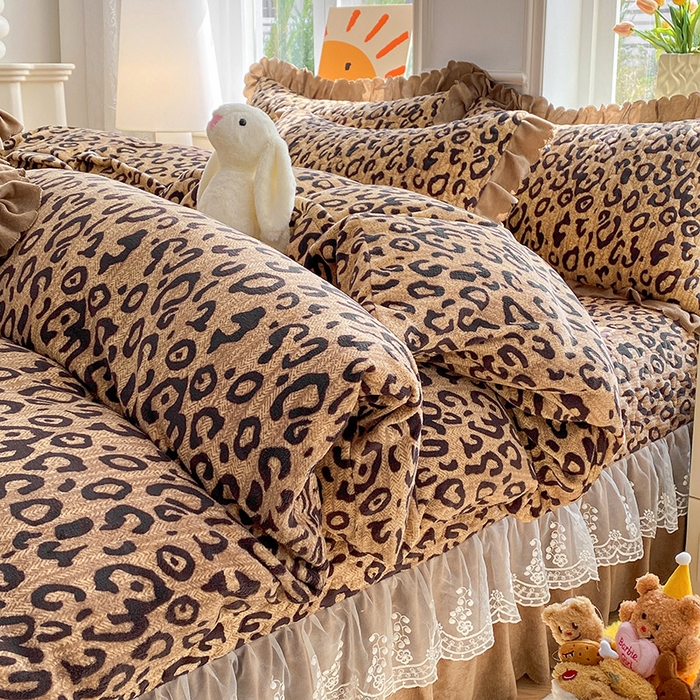 91家纺网 家纺一手货源 找家纺 提花大世界 2025新款爆款高克重牛奶绒印花夹棉蕾丝花边床盖床裙单件三件四件套 豹纹