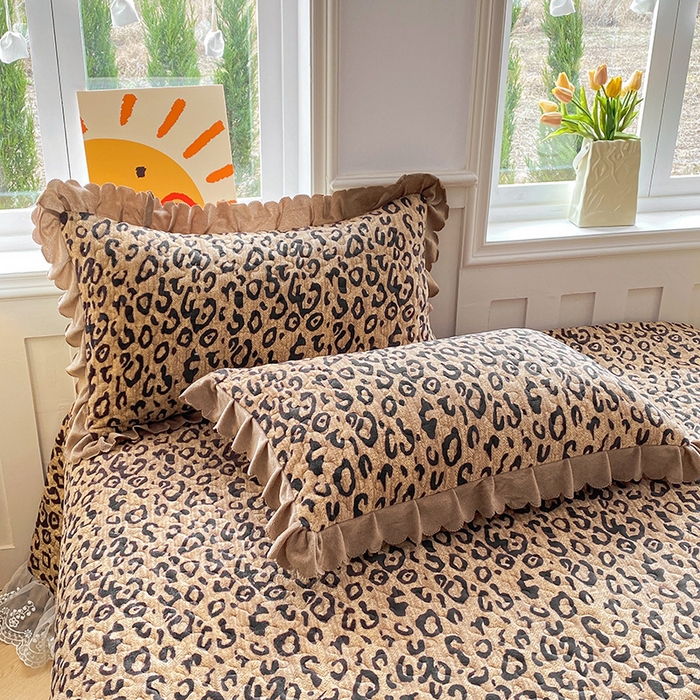 91家纺网 家纺一手货源 找家纺 提花大世界 2025新款爆款高克重牛奶绒印花夹棉蕾丝花边床盖床裙单件三件四件套 豹纹