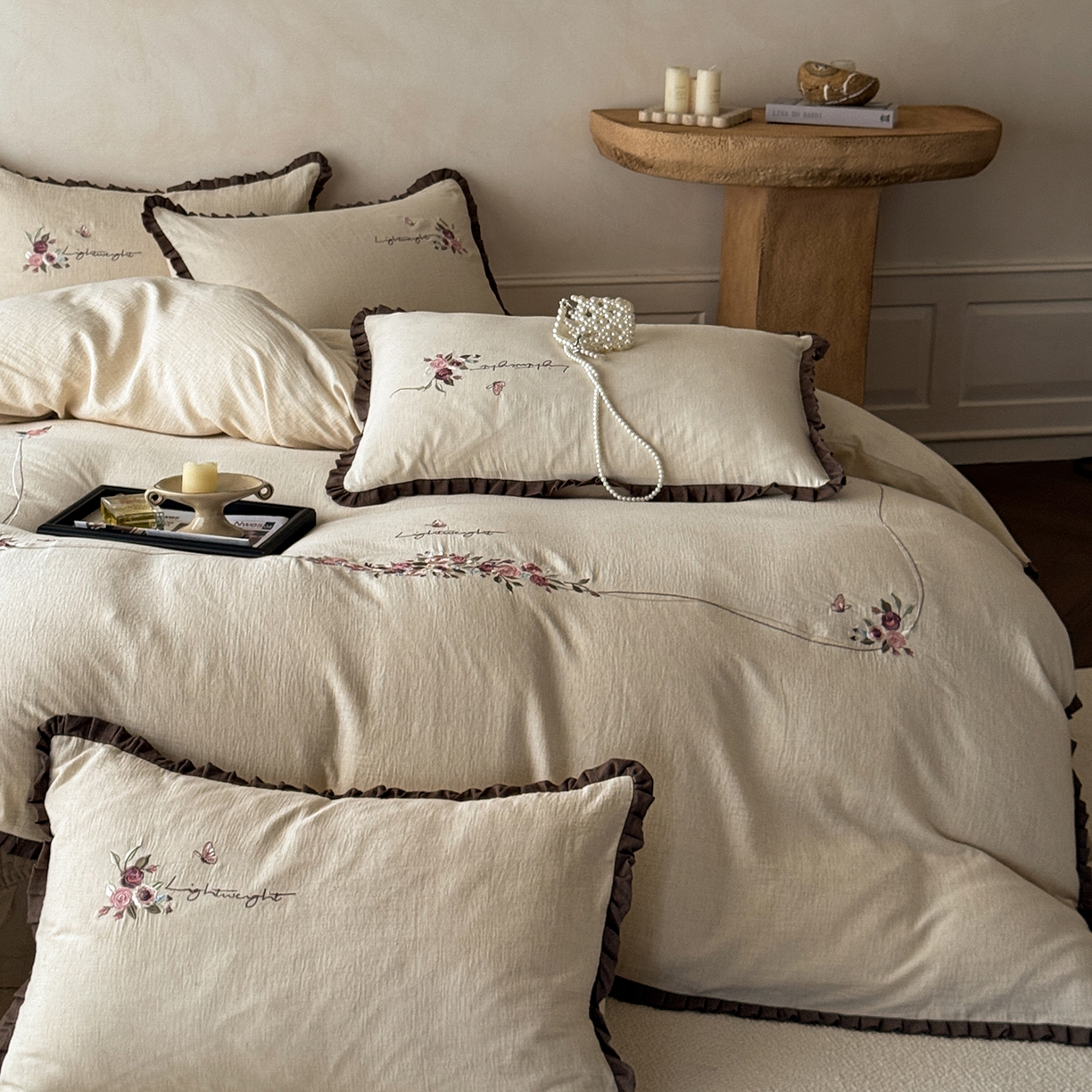 91家纺网 家纺一手货源 找家纺 艾唯希家纺 2025新款全棉复古棉麻工艺四件套纯棉-晚风玫瑰系列 晚风玫瑰-原麻色