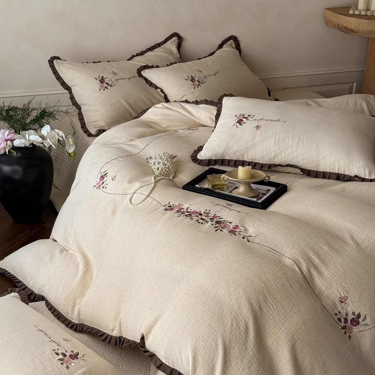 91家纺网 家纺一手货源 找家纺 艾唯希家纺 2025新款全棉复古棉麻工艺四件套纯棉-晚风玫瑰系列 晚风玫瑰-原麻色