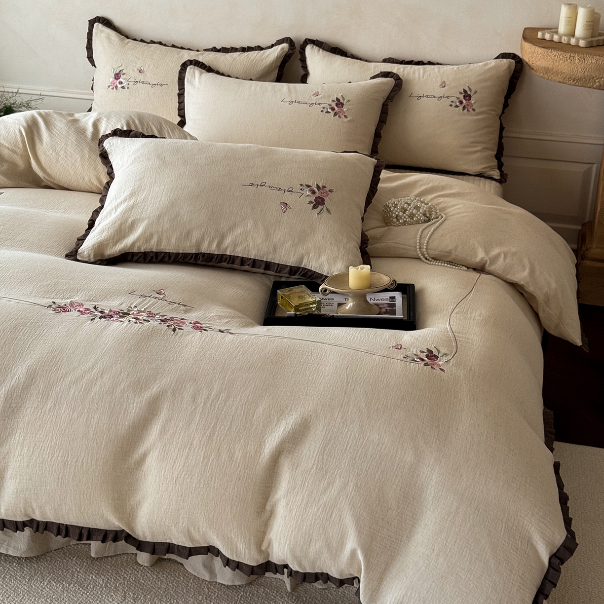 91家纺网 家纺一手货源 找家纺 艾唯希家纺 2025新款全棉复古棉麻工艺四件套纯棉-晚风玫瑰系列 晚风玫瑰-原麻色