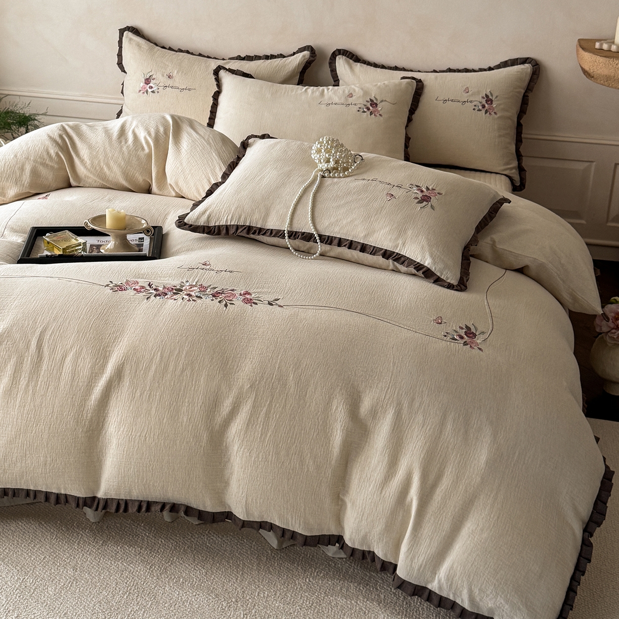 91家纺网 家纺一手货源 找家纺 艾唯希家纺 2025新款全棉复古棉麻工艺四件套纯棉-晚风玫瑰系列 晚风玫瑰-原麻色