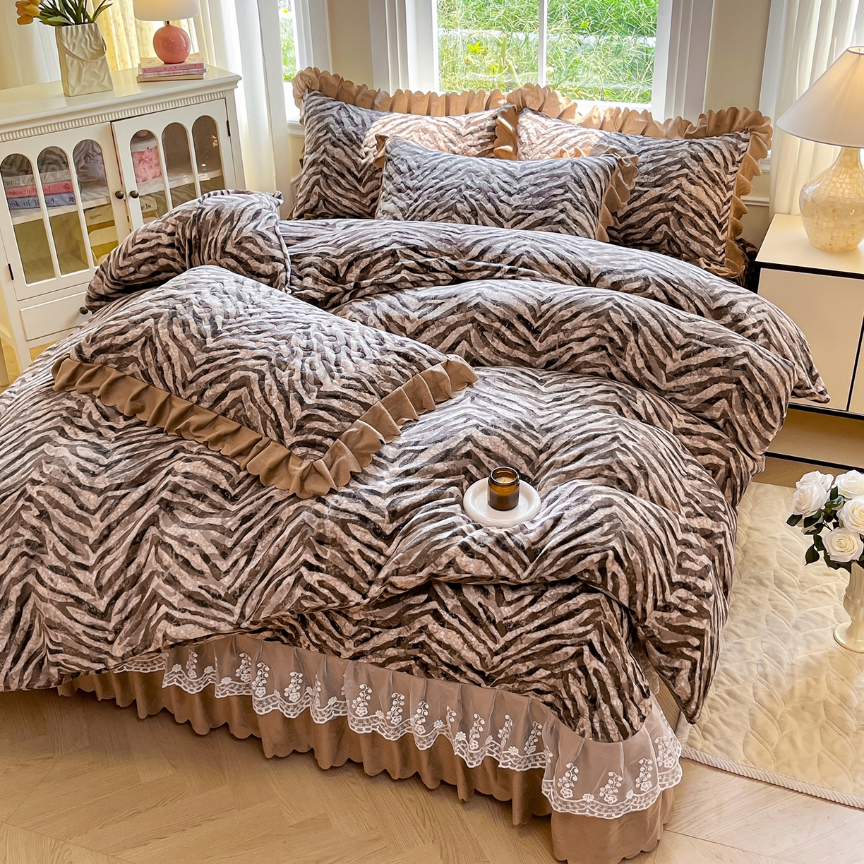 91家纺网 家纺一手货源 找家纺 提花大世界 2025新款爆款高克重牛奶绒印花夹棉蕾丝花边床盖床裙单件三件四件套 波纹