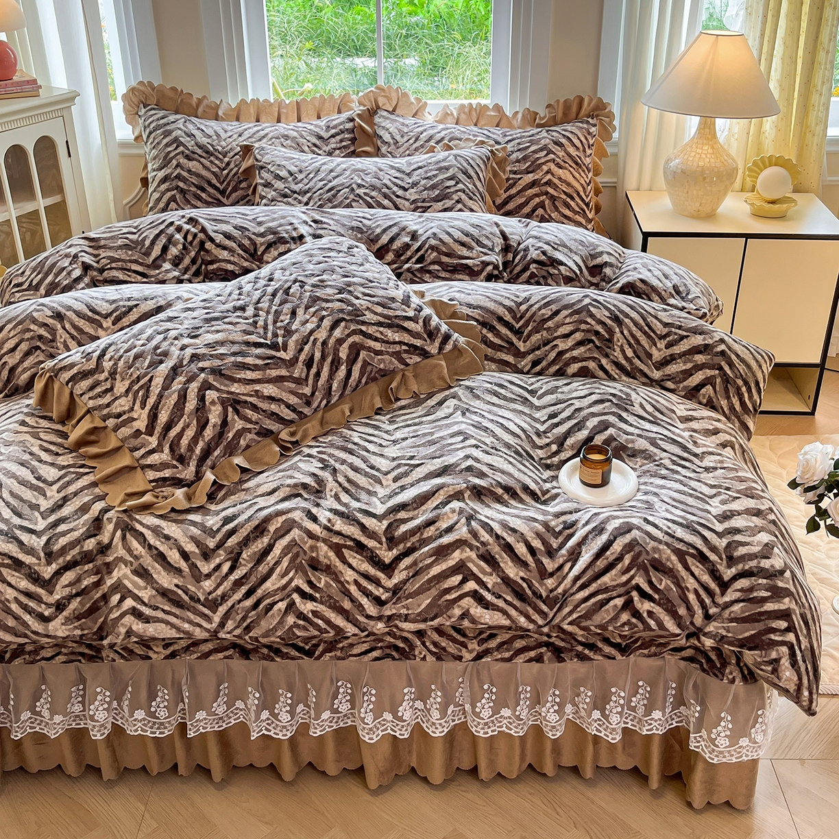 91家纺网 家纺一手货源 找家纺 提花大世界 2025新款爆款高克重牛奶绒印花夹棉蕾丝花边床盖床裙单件三件四件套 波纹