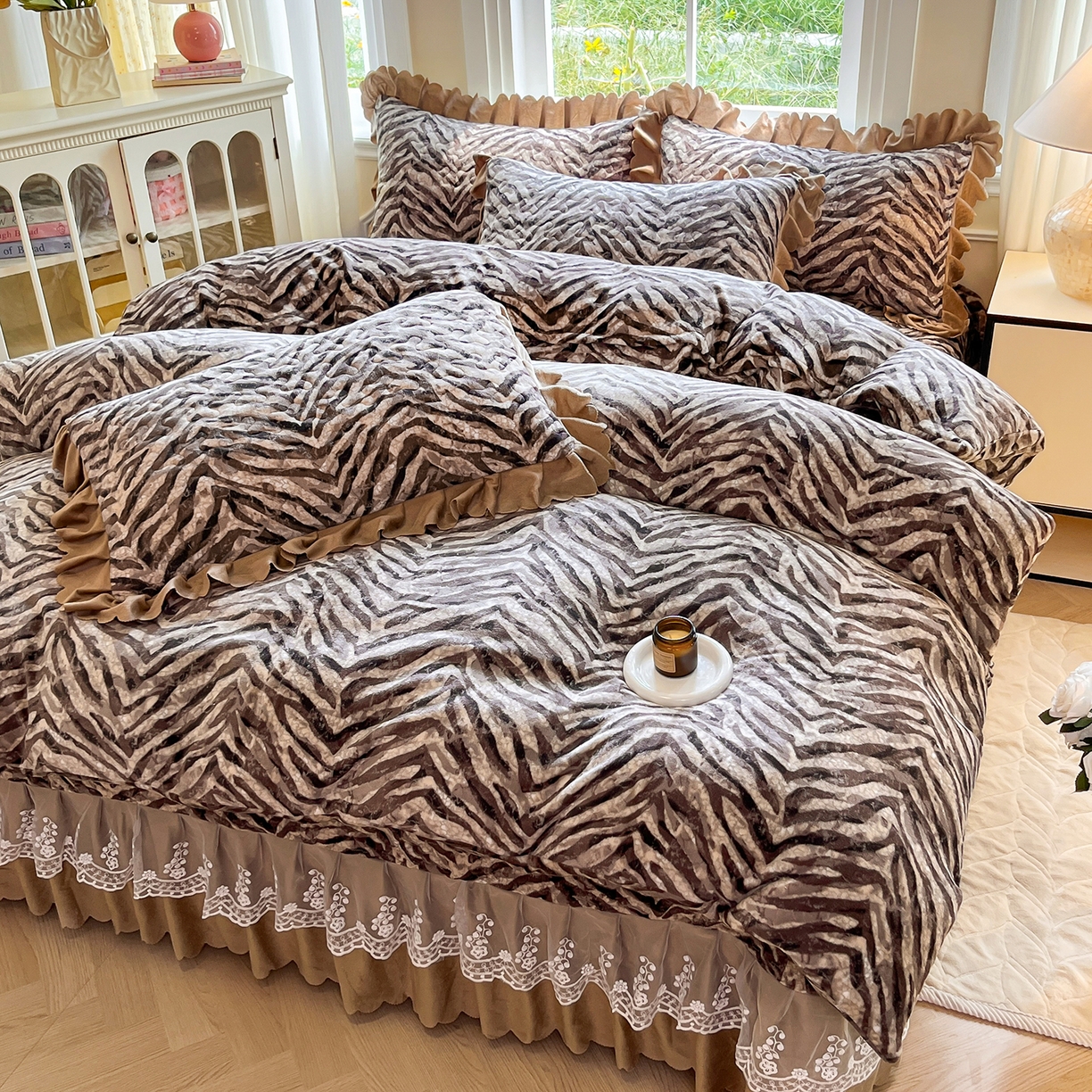 91家纺网 家纺一手货源 找家纺 提花大世界 2025新款爆款高克重牛奶绒印花夹棉蕾丝花边床盖床裙单件三件四件套 波纹