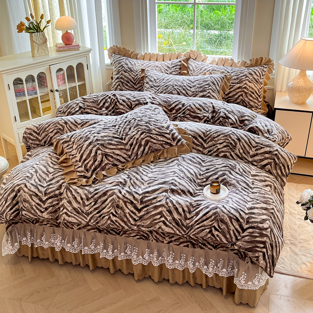 91家纺网 家纺一手货源 找家纺 提花大世界 2025新款爆款高克重牛奶绒印花夹棉蕾丝花边床盖床裙单件三件四件套 波纹