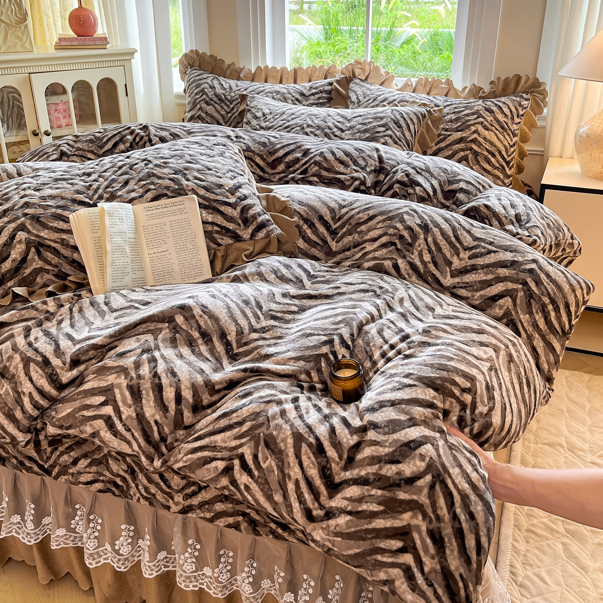 91家纺网 家纺一手货源 找家纺 提花大世界 2025新款爆款高克重牛奶绒印花夹棉蕾丝花边床盖床裙单件三件四件套 波纹