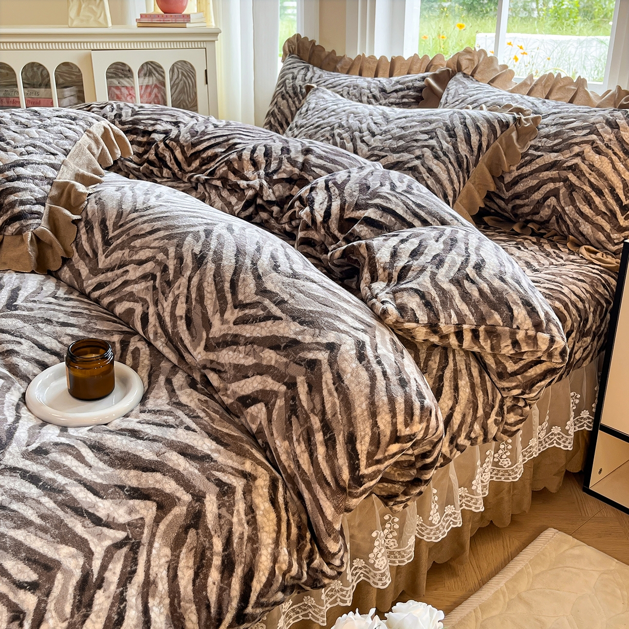 91家纺网 家纺一手货源 找家纺 提花大世界 2025新款爆款高克重牛奶绒印花夹棉蕾丝花边床盖床裙单件三件四件套 波纹