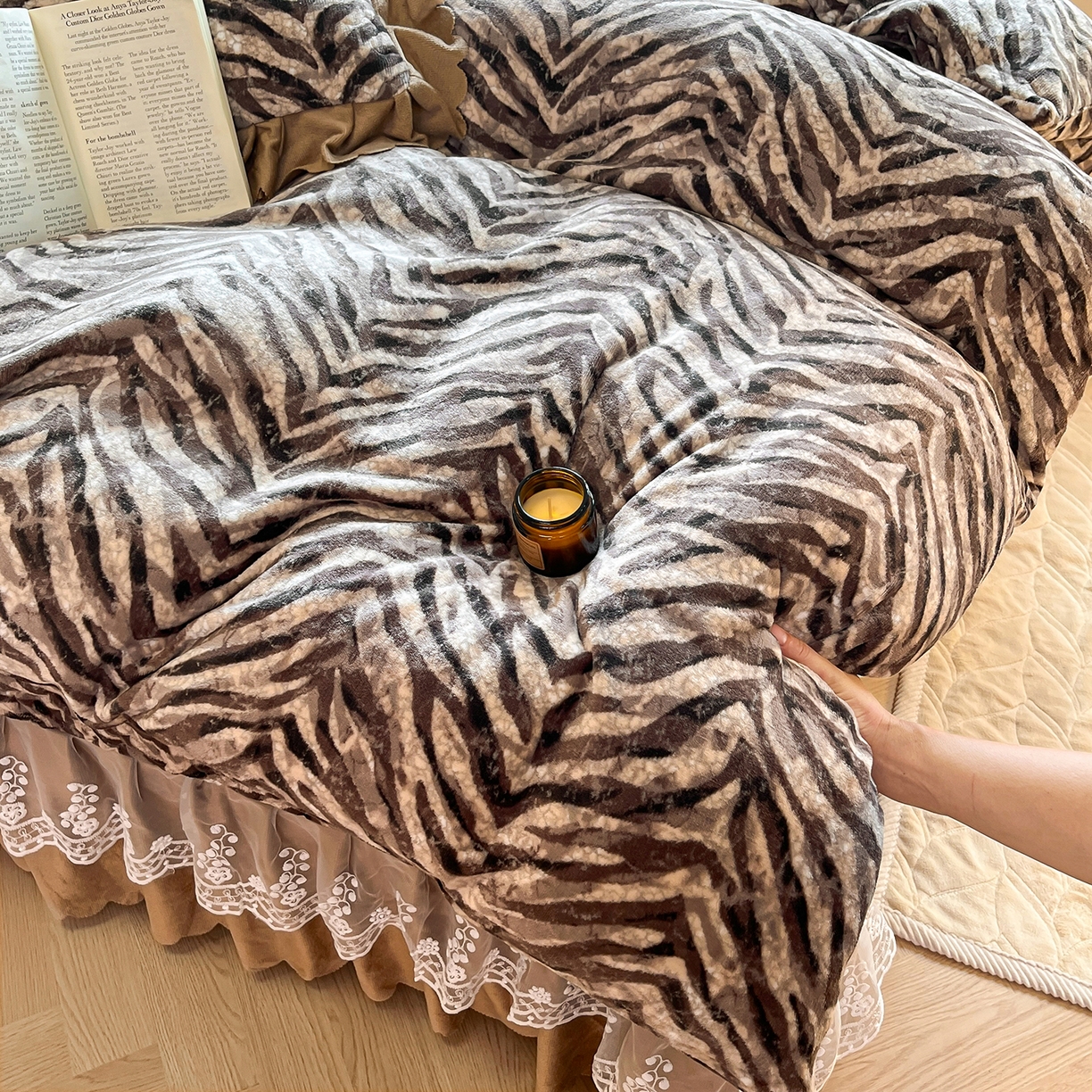 91家纺网 家纺一手货源 找家纺 提花大世界 2025新款爆款高克重牛奶绒印花夹棉蕾丝花边床盖床裙单件三件四件套 波纹