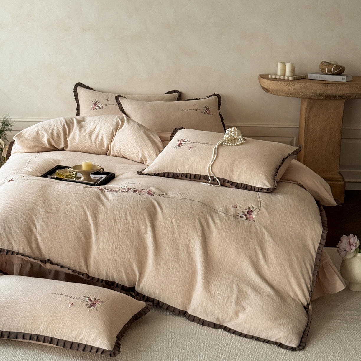 91家纺网 家纺一手货源 找家纺 艾唯希家纺 2025新款全棉复古棉麻工艺四件套纯棉-晚风玫瑰系列 晚风玫瑰-淡粉