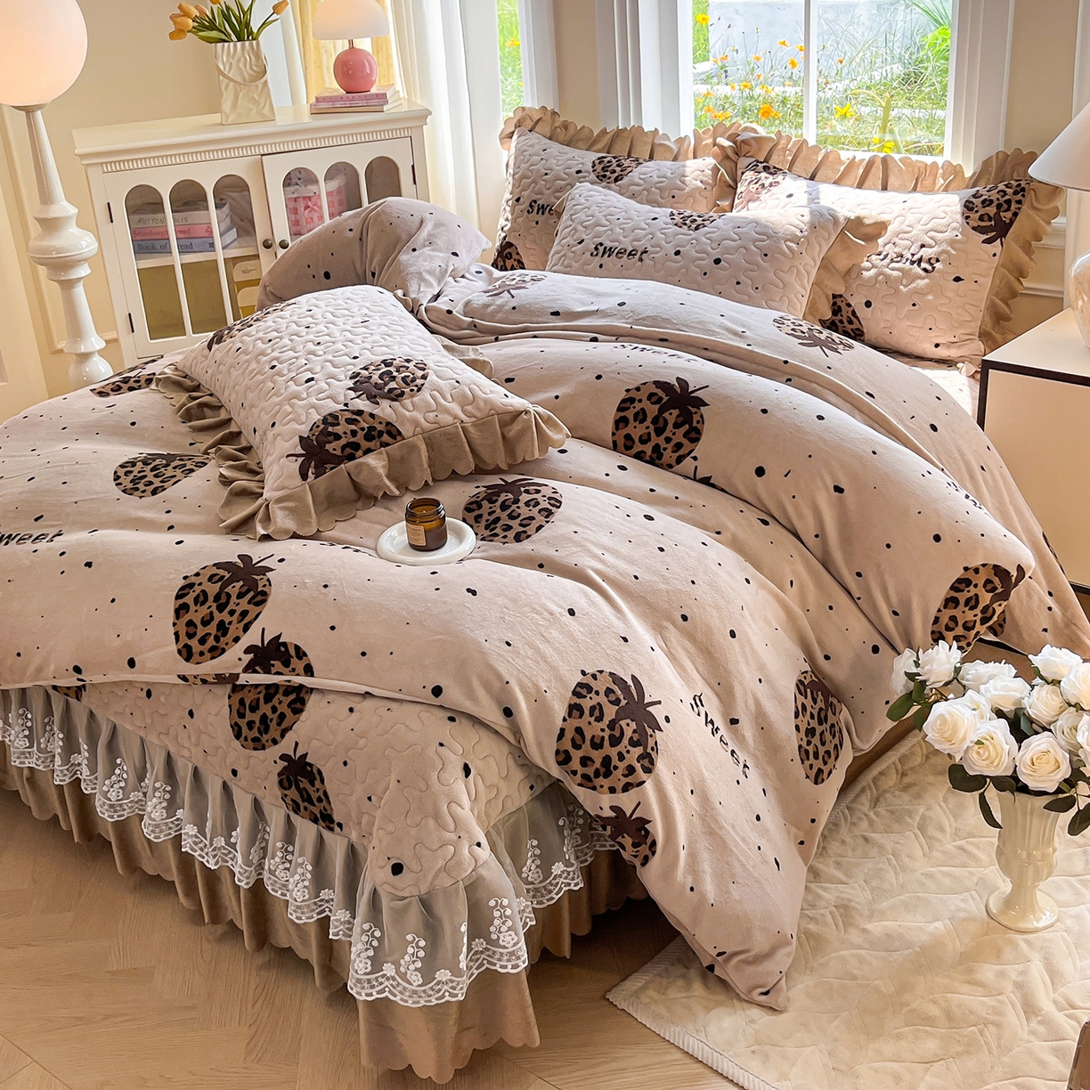 提花大世界 2025新款爆款高克重牛奶绒印花夹棉蕾丝花边床盖床三件四件套 草莓豹纹