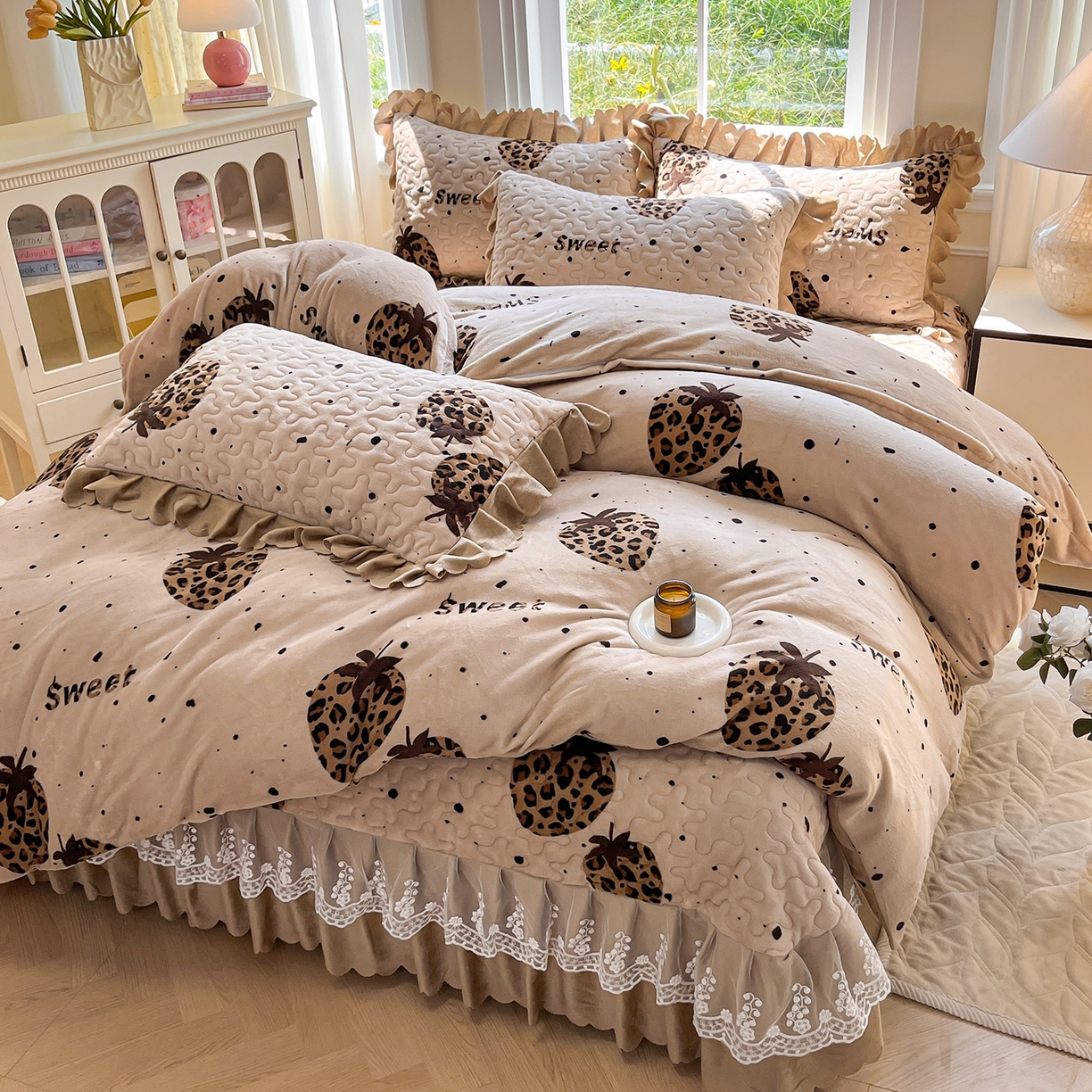 91家纺网 家纺一手货源 找家纺 提花大世界 2025新款爆款高克重牛奶绒印花夹棉蕾丝花边床盖床裙单件三件四件套 草莓豹纹