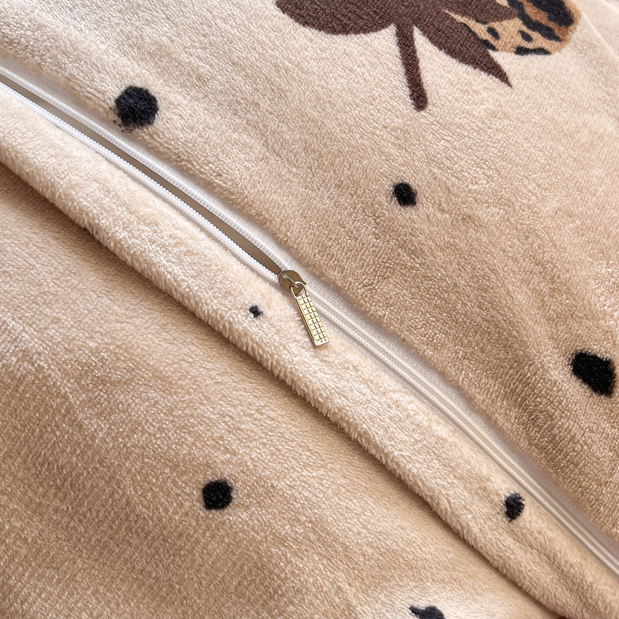 91家纺网 家纺一手货源 找家纺 提花大世界 2025新款爆款高克重牛奶绒印花夹棉蕾丝花边床盖床裙单件三件四件套 草莓豹纹