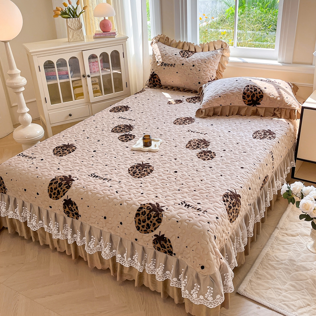 91家纺网 家纺一手货源 找家纺 提花大世界 2025新款爆款高克重牛奶绒印花夹棉蕾丝花边床盖床裙单件三件四件套 草莓豹纹