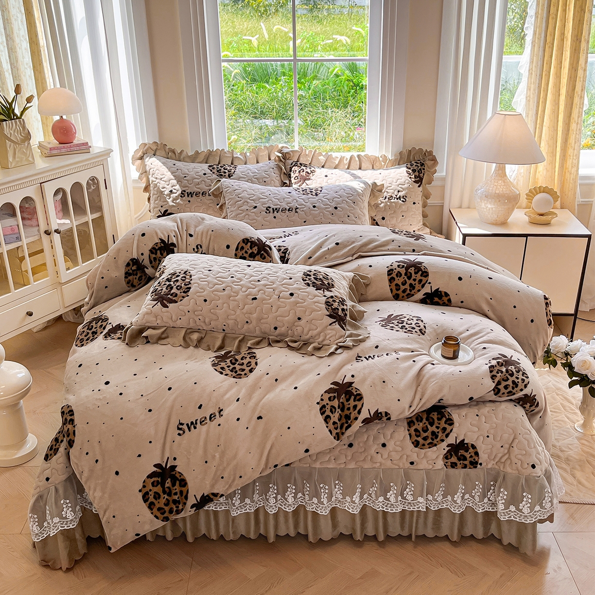 91家纺网 家纺一手货源 找家纺 提花大世界 2025新款爆款高克重牛奶绒印花夹棉蕾丝花边床盖床裙单件三件四件套 草莓豹纹