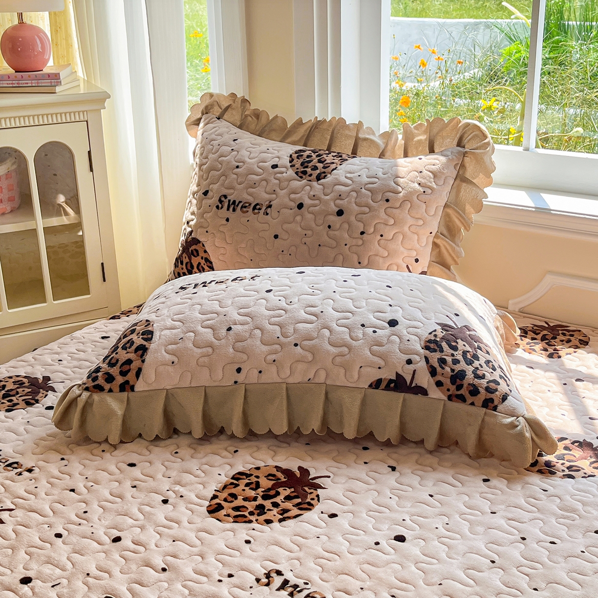 91家纺网 家纺一手货源 找家纺 提花大世界 2025新款爆款高克重牛奶绒印花夹棉蕾丝花边床盖床裙单件三件四件套 草莓豹纹