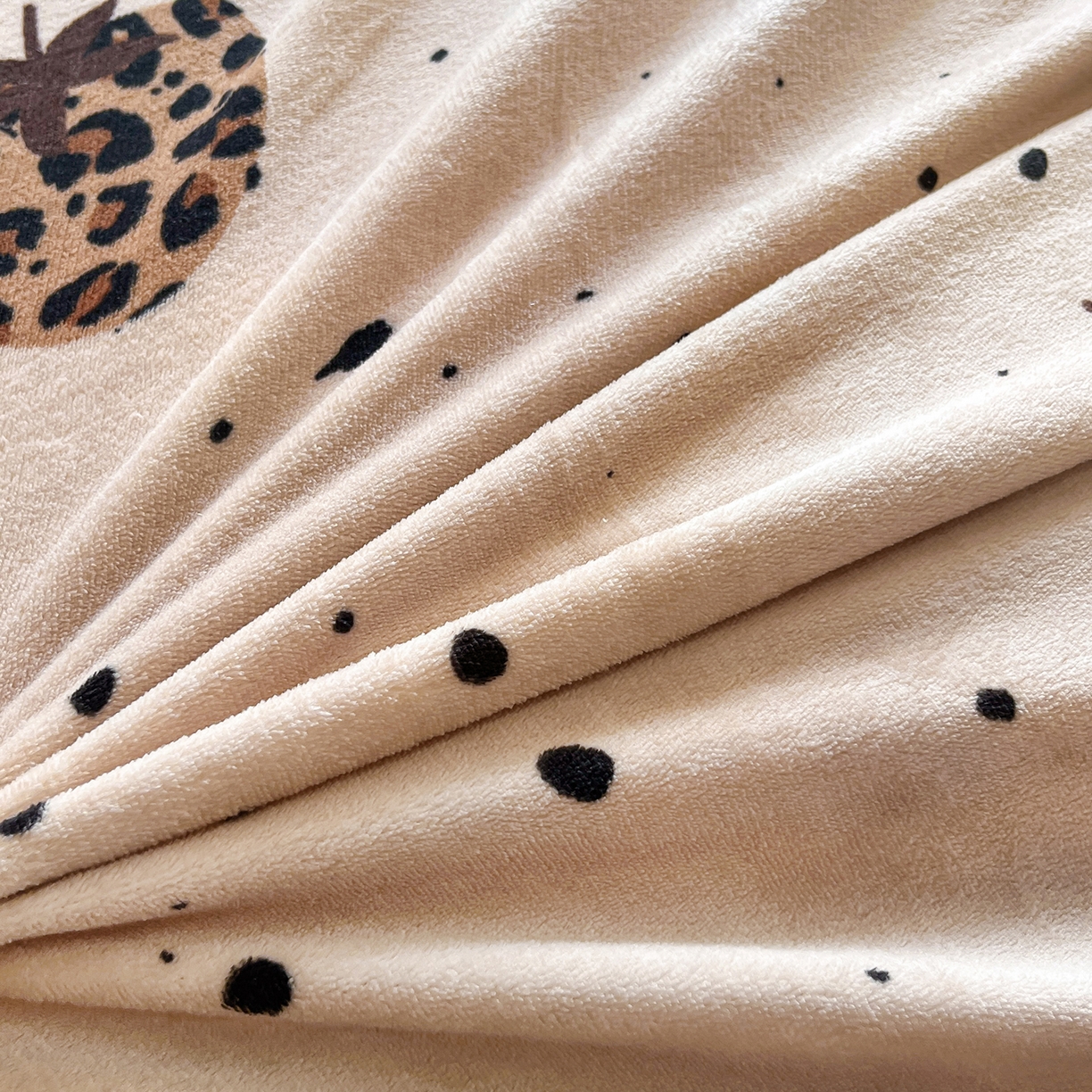 91家纺网 家纺一手货源 找家纺 提花大世界 2025新款爆款高克重牛奶绒印花夹棉蕾丝花边床盖床裙单件三件四件套 草莓豹纹