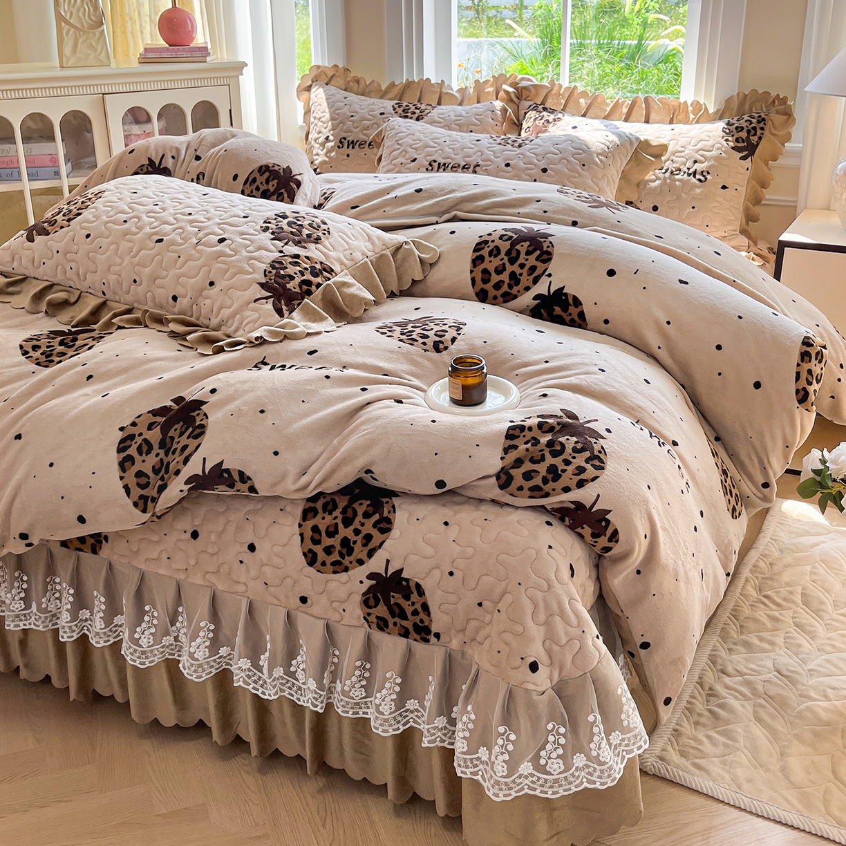 91家纺网 家纺一手货源 找家纺 提花大世界 2025新款爆款高克重牛奶绒印花夹棉蕾丝花边床盖床裙单件三件四件套 草莓豹纹