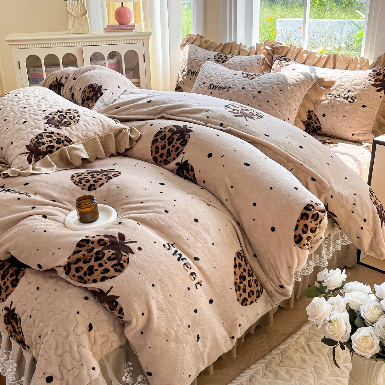 91家纺网 家纺一手货源 找家纺 提花大世界 2025新款爆款高克重牛奶绒印花夹棉蕾丝花边床盖床裙单件三件四件套 草莓豹纹