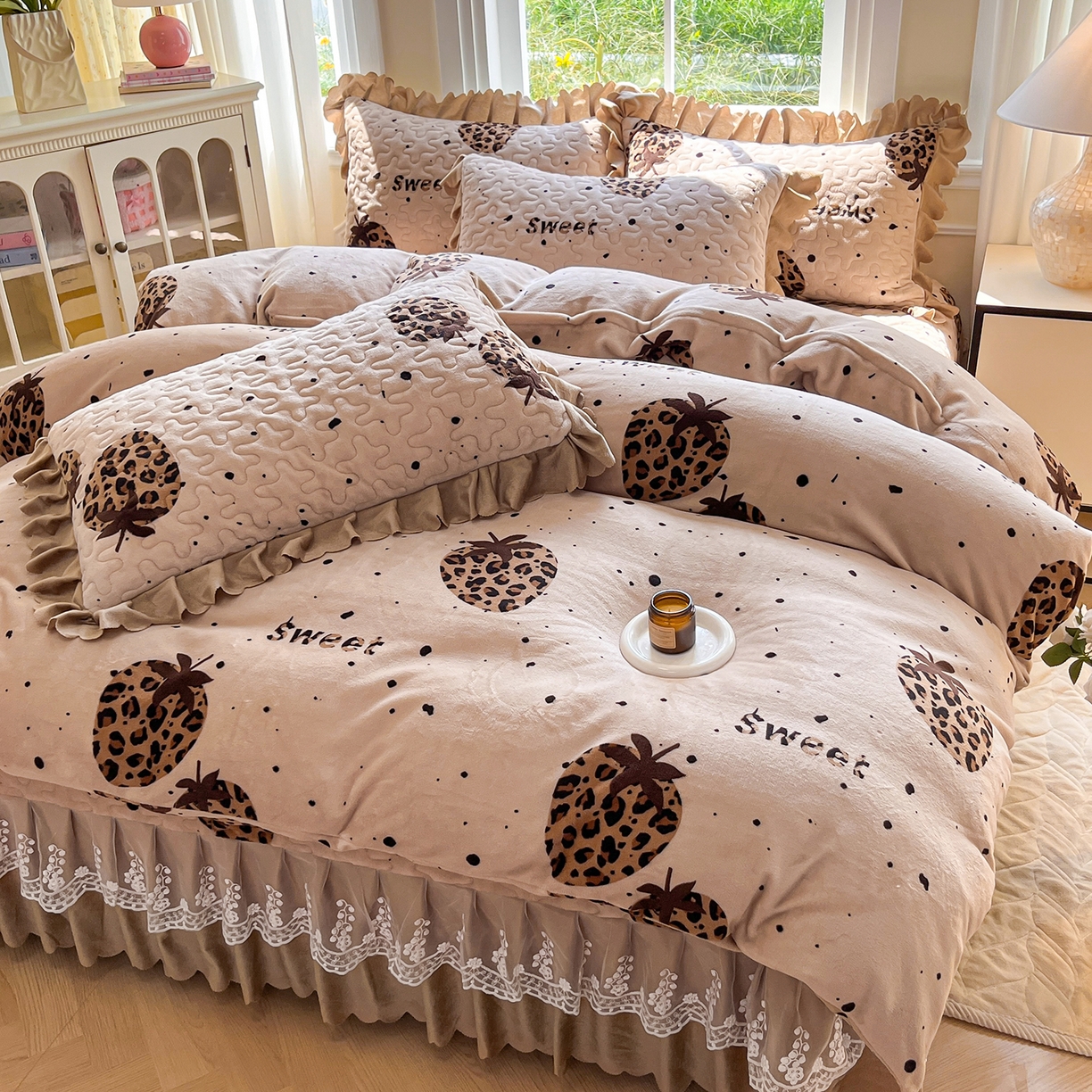 91家纺网 家纺一手货源 找家纺 提花大世界 2025新款爆款高克重牛奶绒印花夹棉蕾丝花边床盖床裙单件三件四件套 草莓豹纹