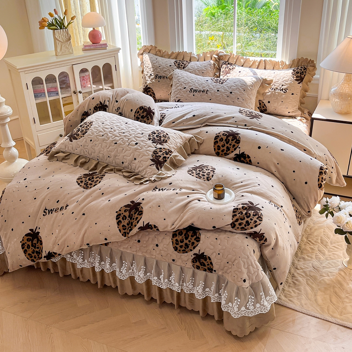 91家纺网 家纺一手货源 找家纺 提花大世界 2025新款爆款高克重牛奶绒印花夹棉蕾丝花边床盖床裙单件三件四件套 草莓豹纹