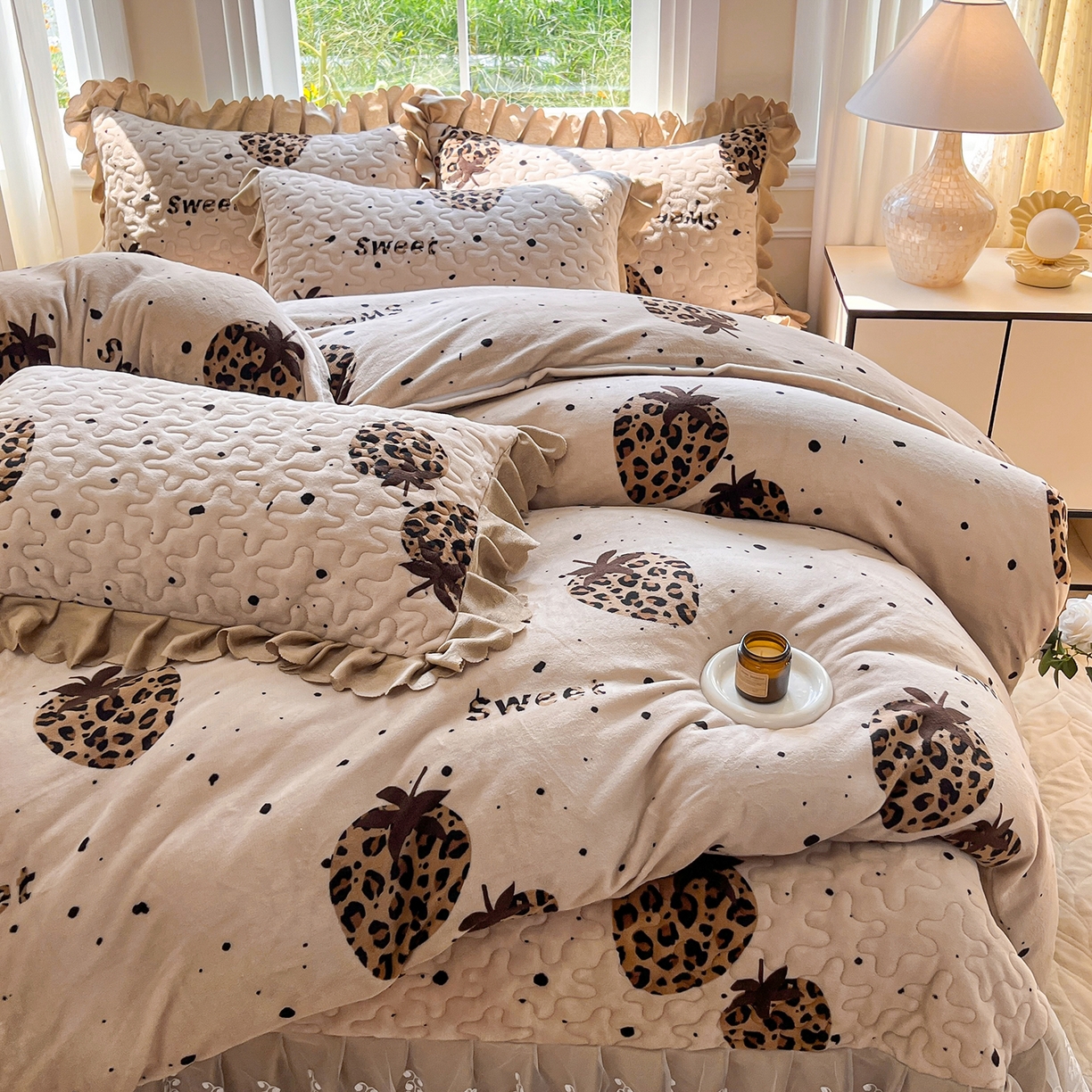 91家纺网 家纺一手货源 找家纺 提花大世界 2025新款爆款高克重牛奶绒印花夹棉蕾丝花边床盖床裙单件三件四件套 草莓豹纹