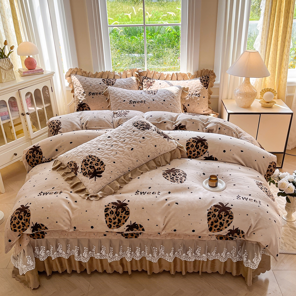 91家纺网 家纺一手货源 找家纺 提花大世界 2025新款爆款高克重牛奶绒印花夹棉蕾丝花边床盖床裙单件三件四件套 草莓豹纹