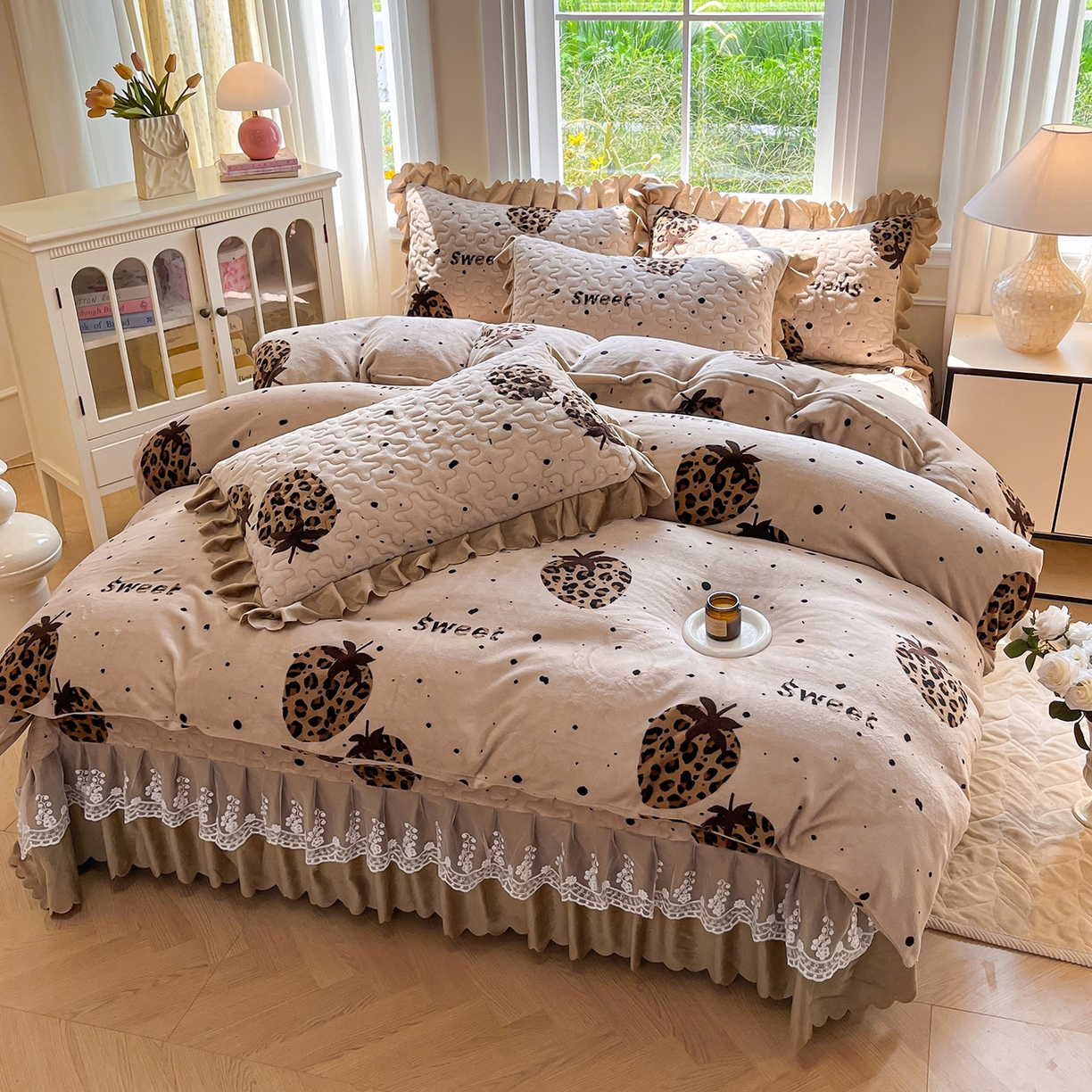 91家纺网 家纺一手货源 找家纺 提花大世界 2025新款爆款高克重牛奶绒印花夹棉蕾丝花边床盖床裙单件三件四件套 草莓豹纹