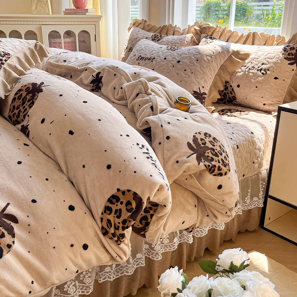 91家纺网 家纺一手货源 找家纺 提花大世界 2025新款爆款高克重牛奶绒印花夹棉蕾丝花边床盖床裙单件三件四件套 草莓豹纹