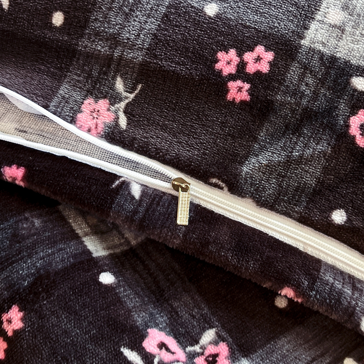 91家纺网 家纺一手货源 找家纺 提花大世界 2025新款爆款高克重牛奶绒印花夹棉蕾丝花边床盖床裙单件三件四件套 黑茉香