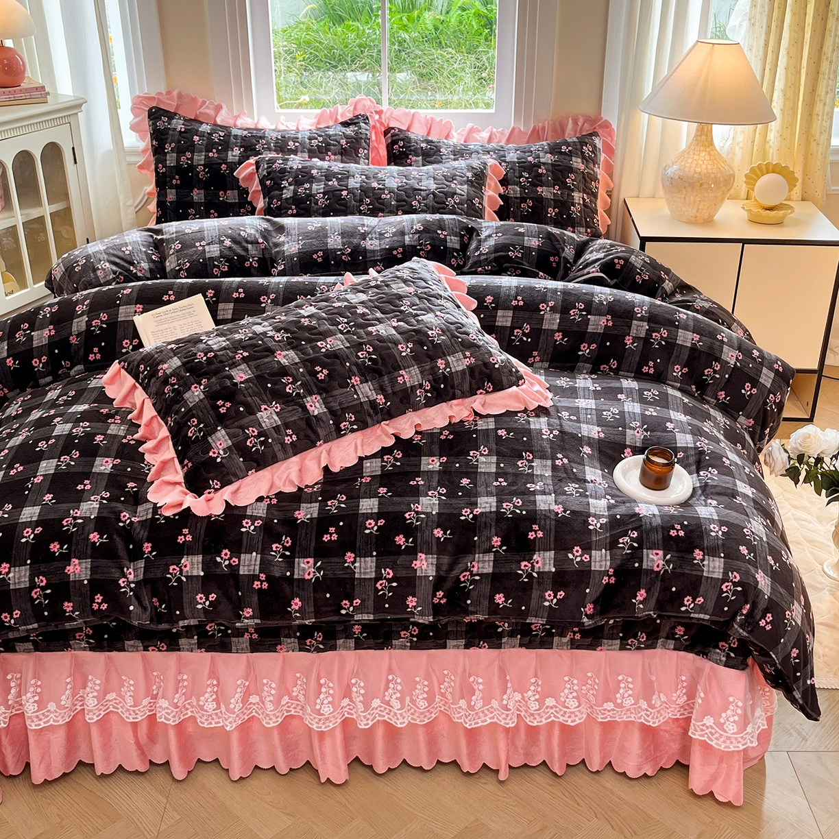 91家纺网 家纺一手货源 找家纺 提花大世界 2025新款爆款高克重牛奶绒印花夹棉蕾丝花边床盖床裙单件三件四件套 黑茉香