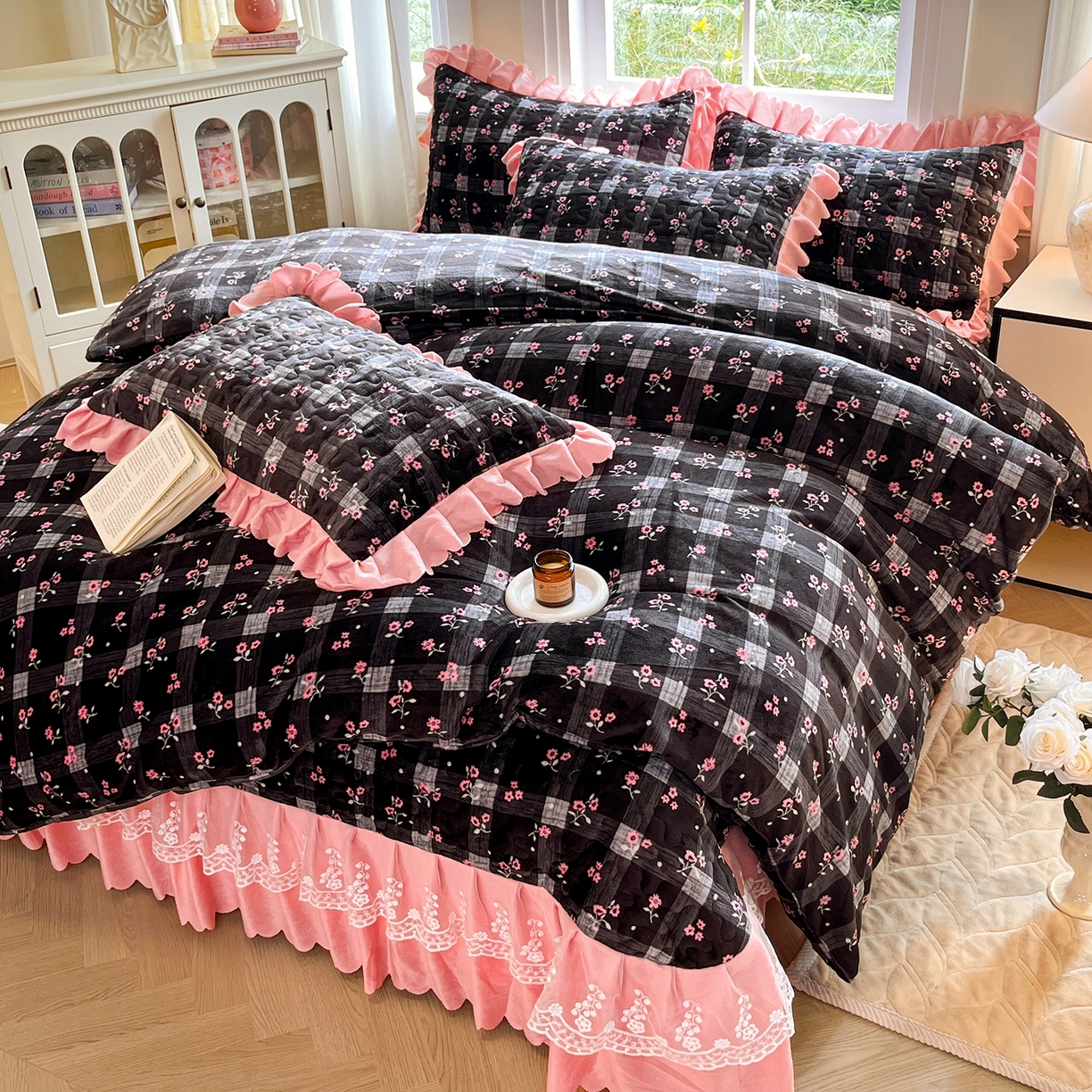 91家纺网 家纺一手货源 找家纺 提花大世界 2025新款爆款高克重牛奶绒印花夹棉蕾丝花边床盖床裙单件三件四件套 黑茉香