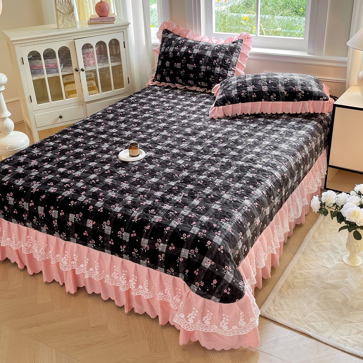 91家纺网 家纺一手货源 找家纺 提花大世界 2025新款爆款高克重牛奶绒印花夹棉蕾丝花边床盖床裙单件三件四件套 黑茉香