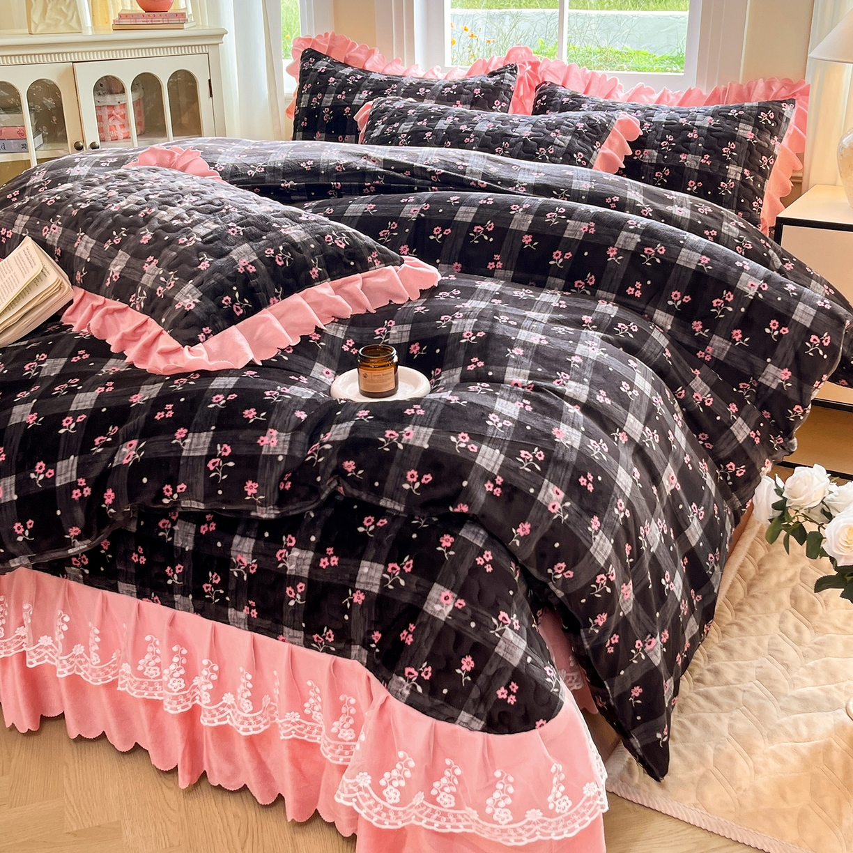 91家纺网 家纺一手货源 找家纺 提花大世界 2025新款爆款高克重牛奶绒印花夹棉蕾丝花边床盖床裙单件三件四件套 黑茉香