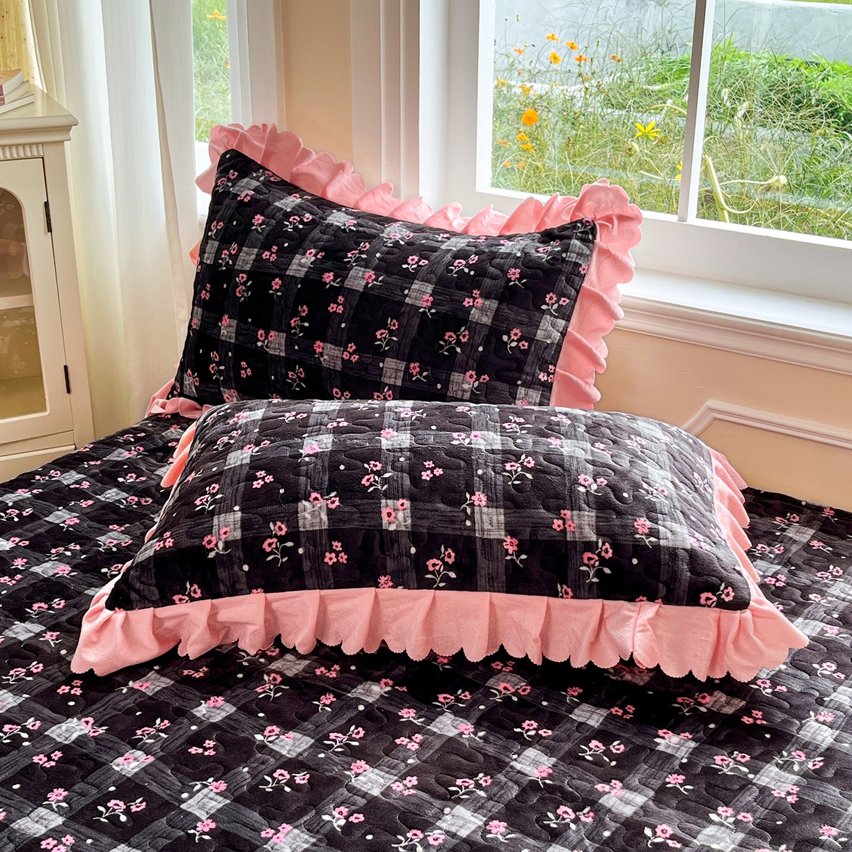 91家纺网 家纺一手货源 找家纺 提花大世界 2025新款爆款高克重牛奶绒印花夹棉蕾丝花边床盖床裙单件三件四件套 黑茉香