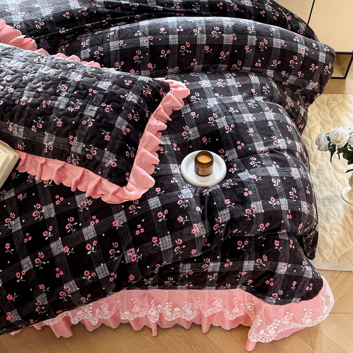 91家纺网 家纺一手货源 找家纺 提花大世界 2025新款爆款高克重牛奶绒印花夹棉蕾丝花边床盖床裙单件三件四件套 黑茉香