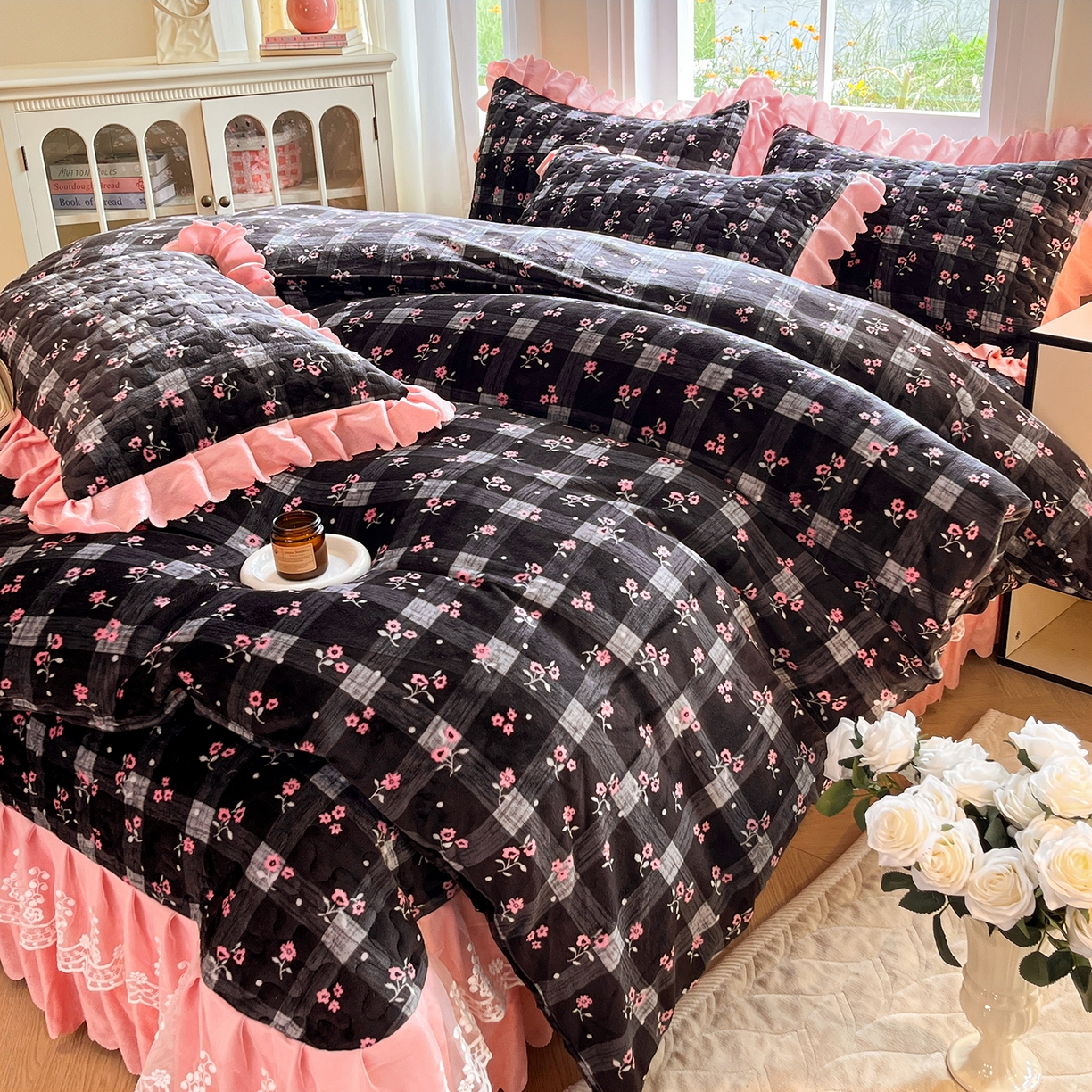 91家纺网 家纺一手货源 找家纺 提花大世界 2025新款爆款高克重牛奶绒印花夹棉蕾丝花边床盖床裙单件三件四件套 黑茉香