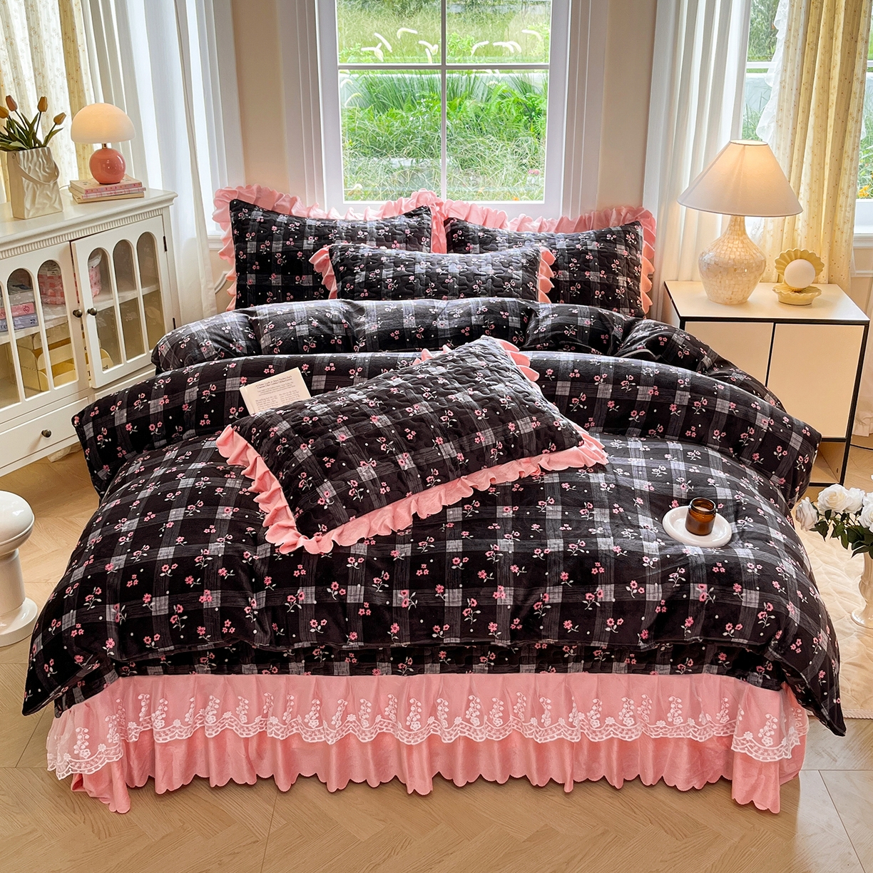 91家纺网 家纺一手货源 找家纺 提花大世界 2025新款爆款高克重牛奶绒印花夹棉蕾丝花边床盖床裙单件三件四件套 黑茉香