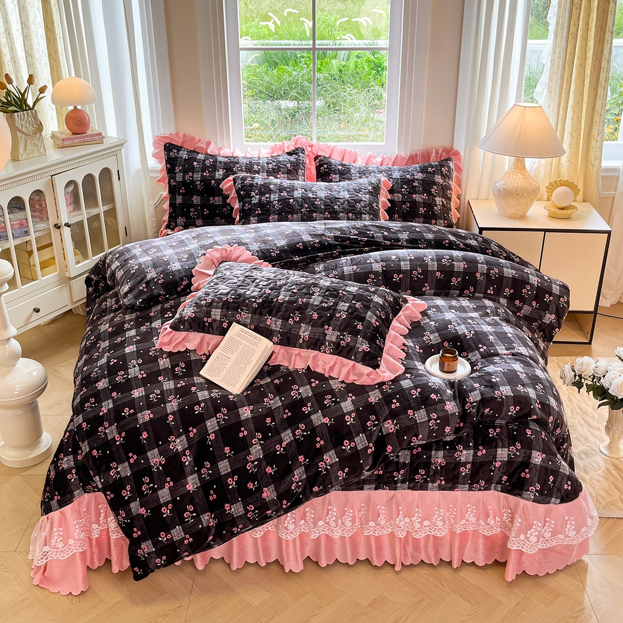 91家纺网 家纺一手货源 找家纺 提花大世界 2025新款爆款高克重牛奶绒印花夹棉蕾丝花边床盖床裙单件三件四件套 黑茉香